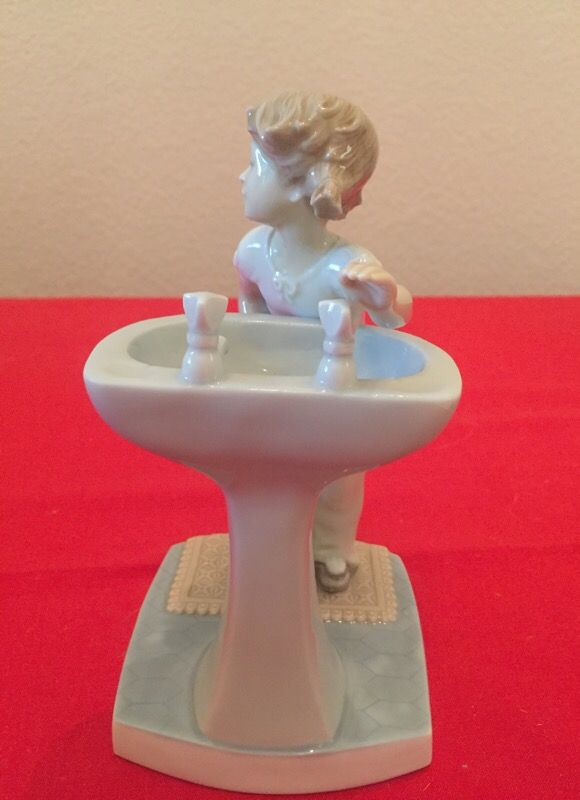 Cleanup time by Lladro