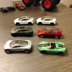 Tesla Model Y & Roadsters 6-Pack W Case