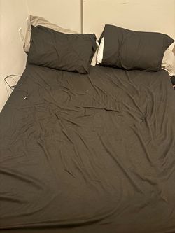 Queen bed + pillows