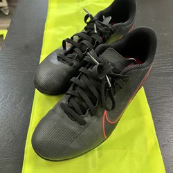 Nike Soccer Cleats Boys 2.5y