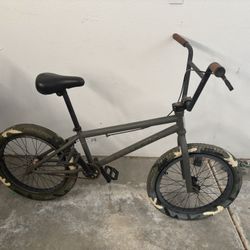 2 BMX Bikes 1 Kids Beach Cruiser 