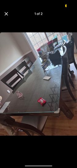 9 Piece Dining Room Table. Price Negotiable 