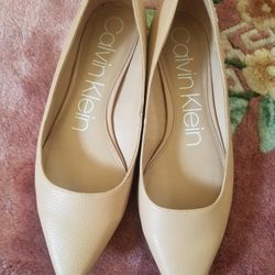 Calvin Klein Emerin Flats beige

Size 8.5