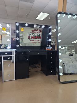 Black Hollywood Vanity Desk with Lighted Mirror