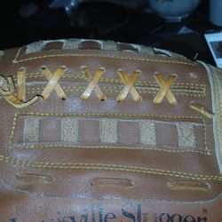 Louisville Slugger Right Hand The Softballer Softball Glove 13.5"