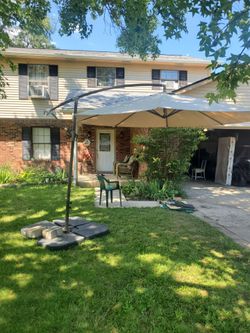 Cantilever Offset Patio Umbrella with Base