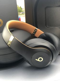 BEATS SOLO 3 Wireless Special edition Headphones Midnight Black skyline collection for Sale in West Valley City UT OfferUp