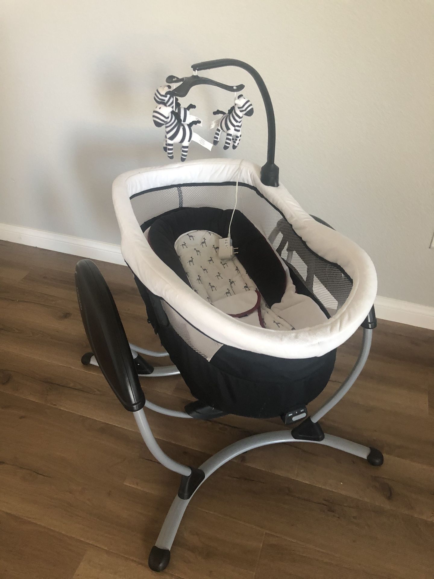 Graco Dream Glider and Seat Swing for Sale in North Las Vegas