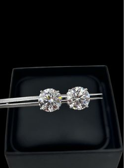 6.18 Carat Diamond earrings in 18k white Gold