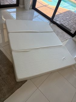 Queen size tri fold foam mattress with carrying case