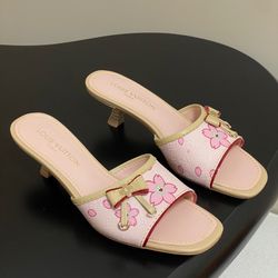 Kitten and bow slippers