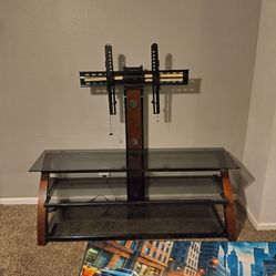 Nice large size pivoting TV stand mount