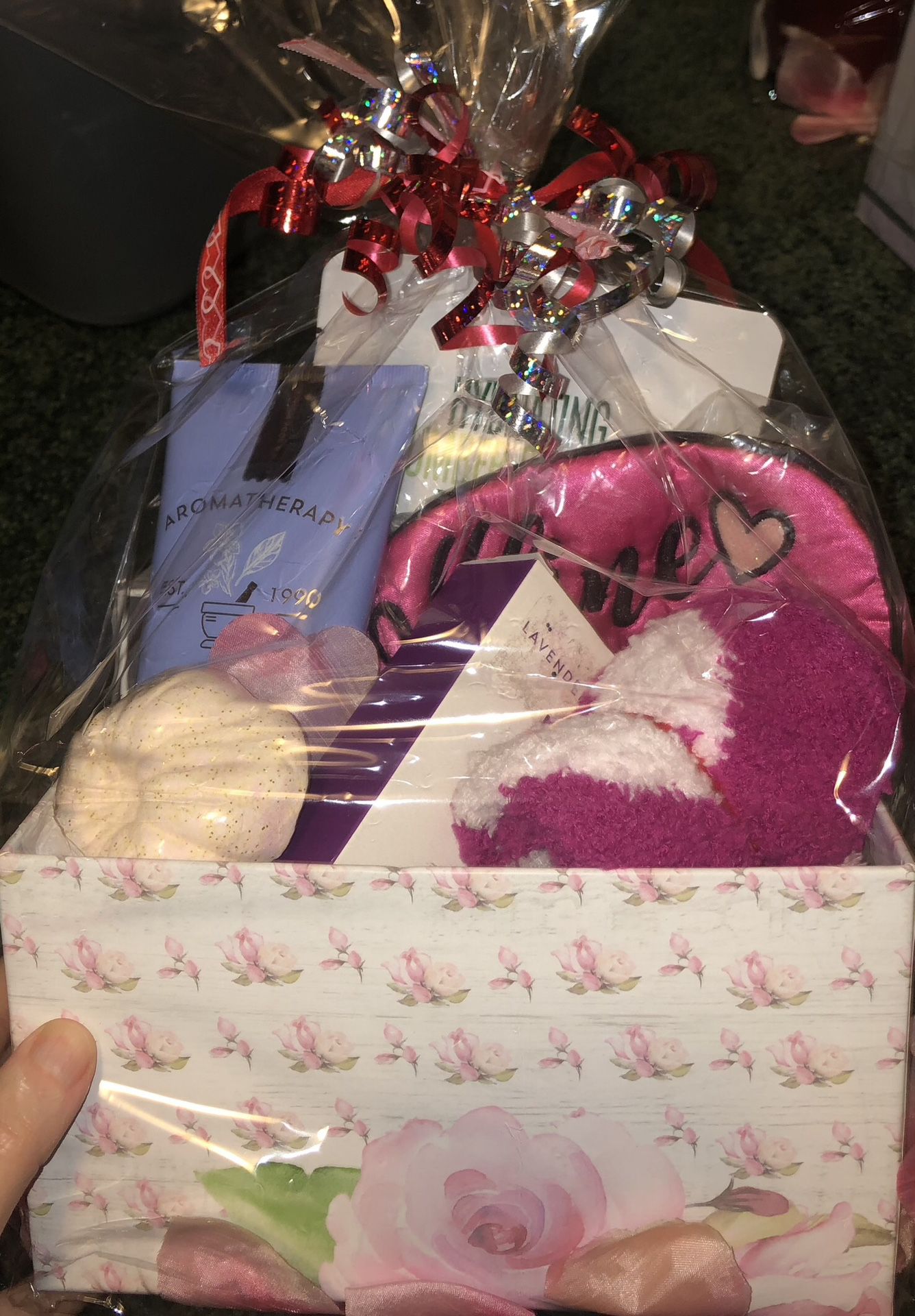 LADIES BATH AND BODY GIFT BASKET NEW!