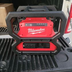 Milwaukee
M18 18V Lithium-Ion Cordless 3600-Watt/1800-Watt Battery Powered Power Supply