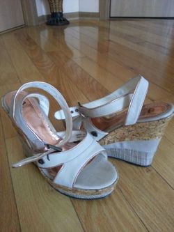 Women wedge shoes size 7,5