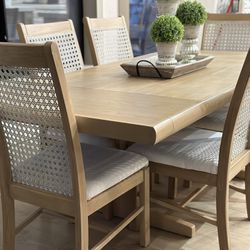 Gorgeous Dining Table & 6 Chairs 
