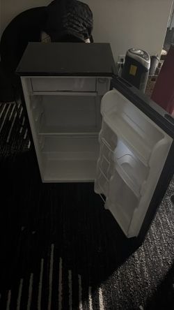 Nostalgia / Igloo 3.2 Cu. Ft. Mini Fridge with Freezer (Black)