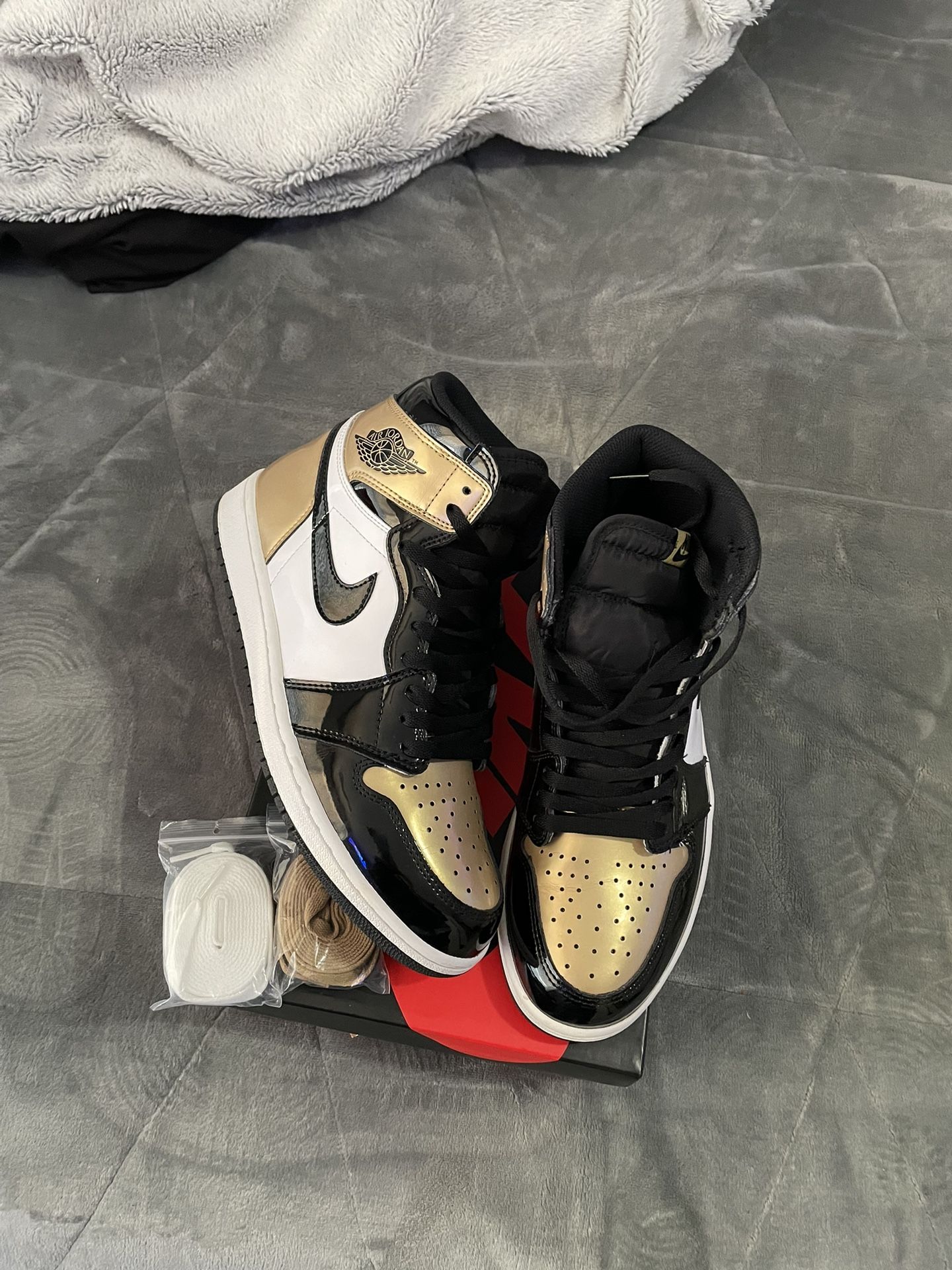Retro Jordan 1 ‘Gold Toe’