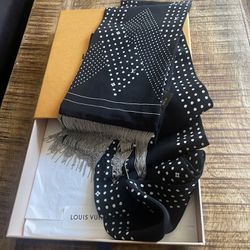 Louis Vuitton Scarf for Sale in Seattle, WA - OfferUp