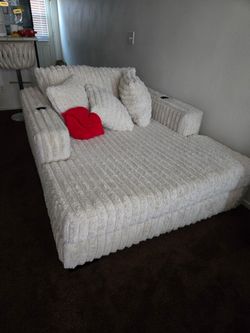 TRENDY WHITE COUCHES