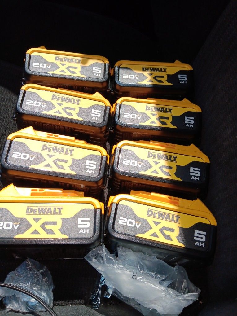 BRAND NEW BATTERRIES DEWALT 20 VOLT XR 5 AH