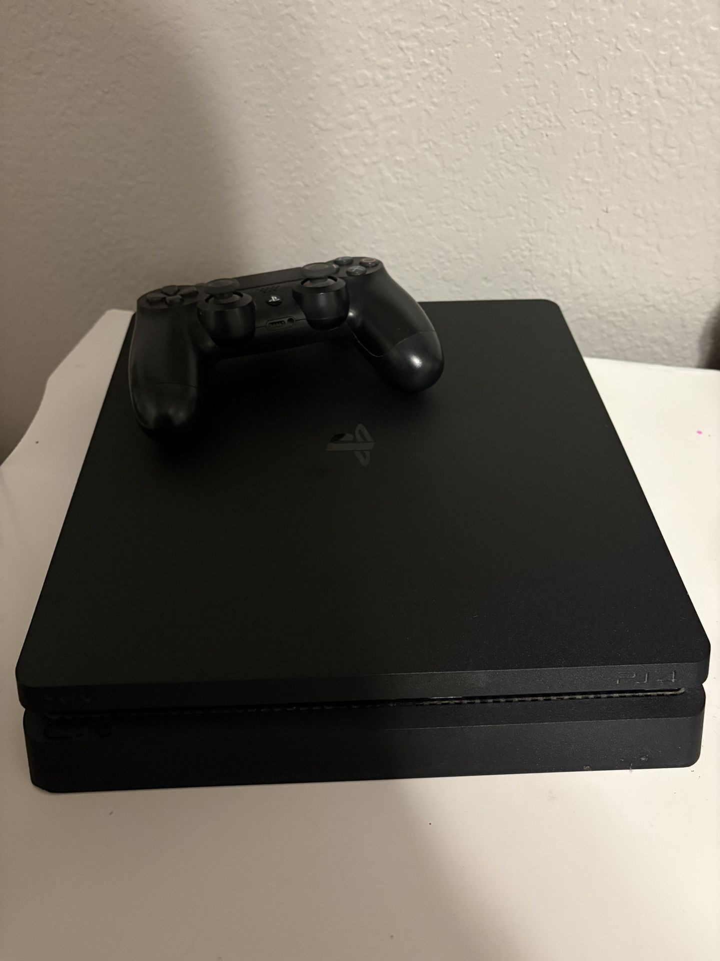 PS4 W Controller & Cord