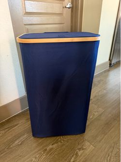 Laundry basket with lid