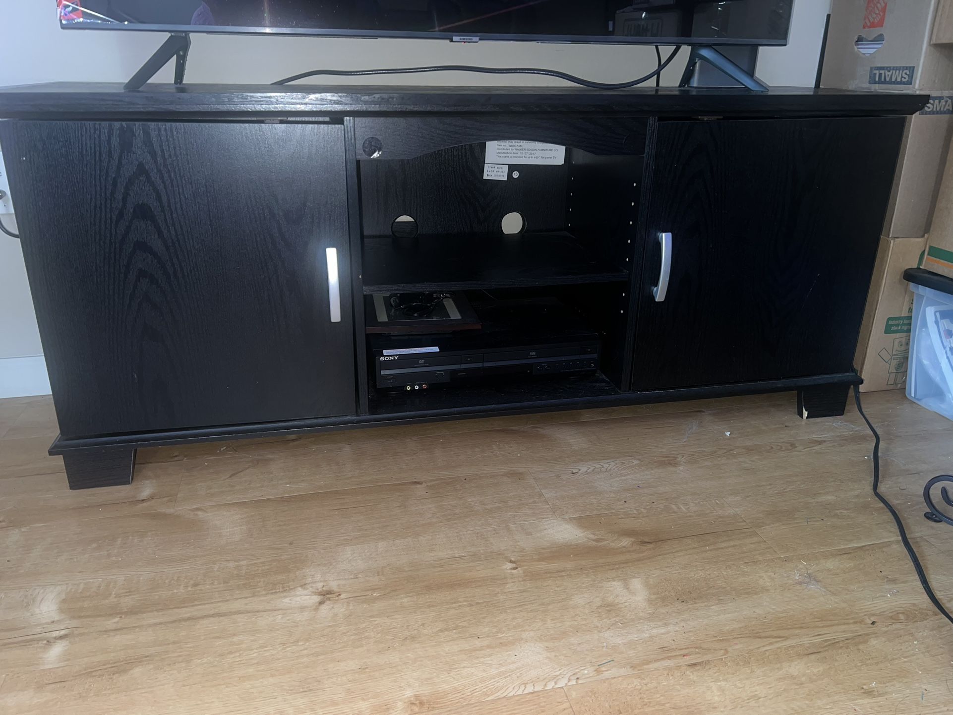 Black wood TV Stand