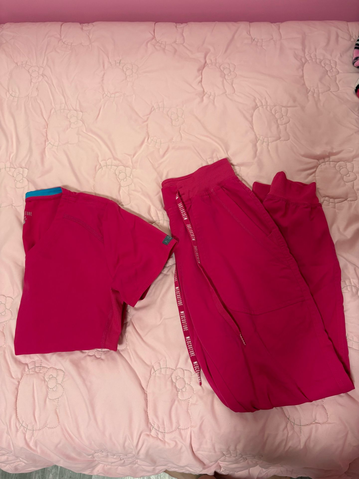 MEDCOUTURE Scrub Set