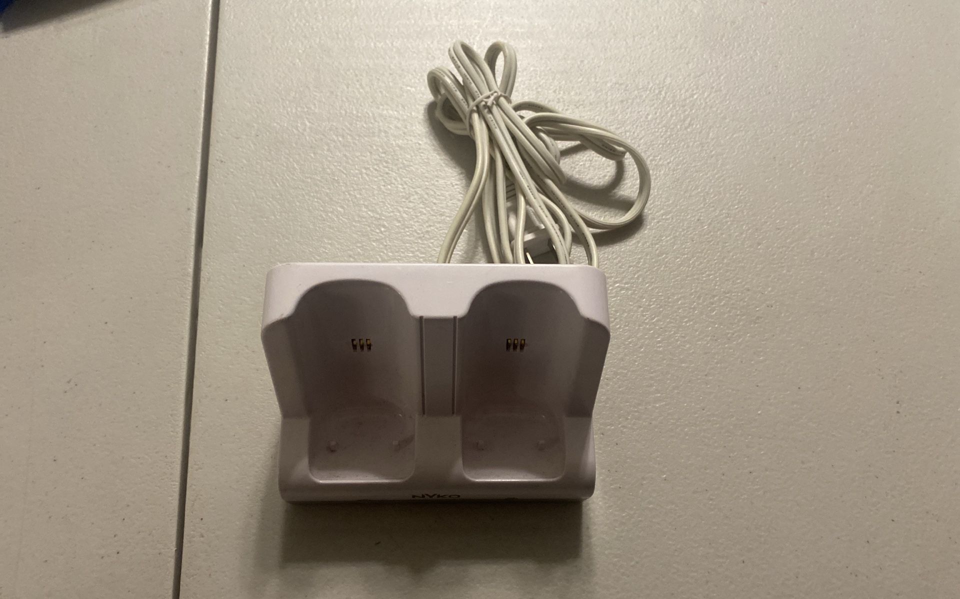 Wii Charging dock + Battery and back case (see Description)