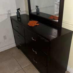 Dresser With Mirror 