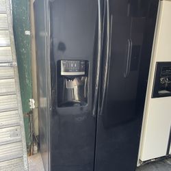 Black Samsung refrigerator everything works I sell refrigerators all the time