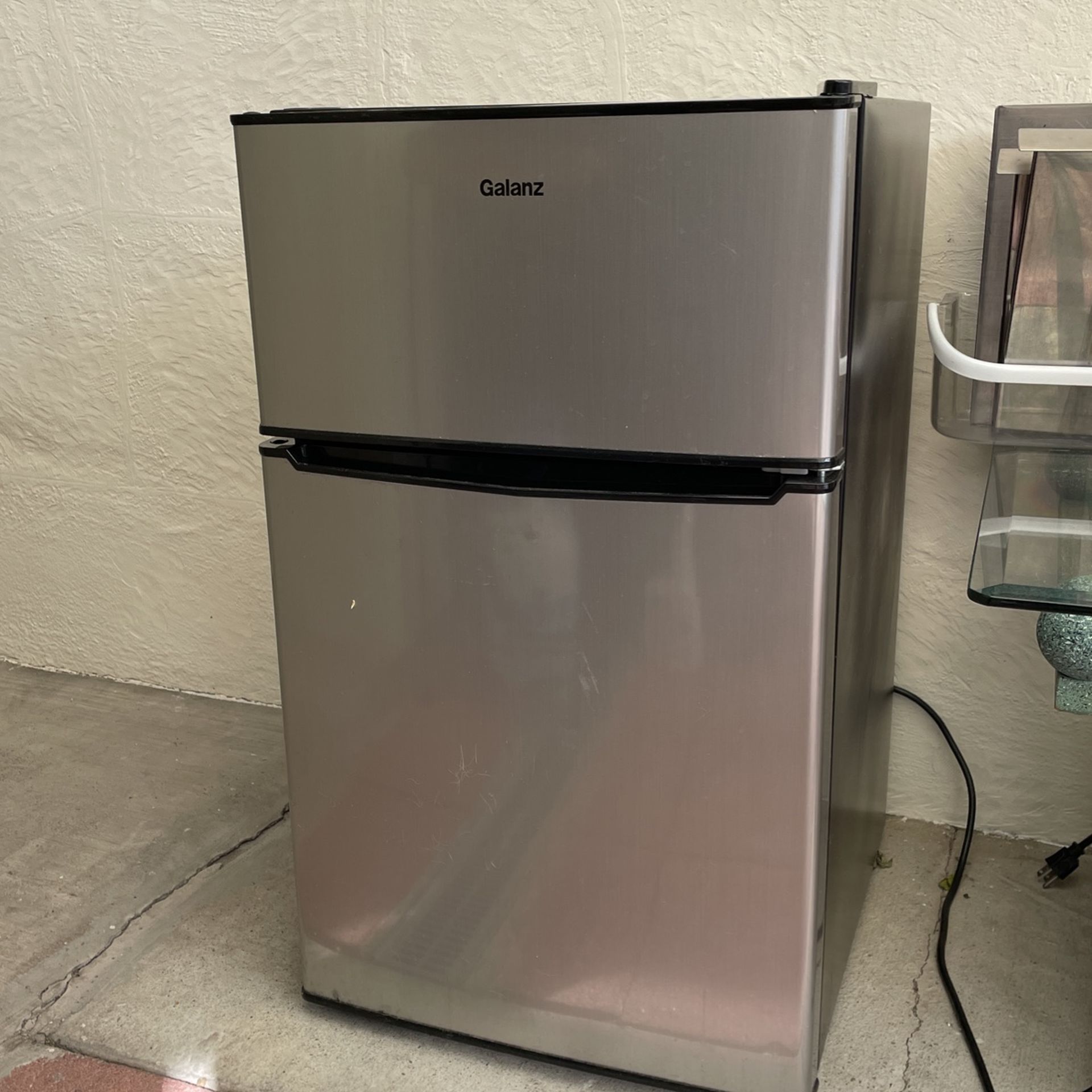Mini Refrigerator (galant)