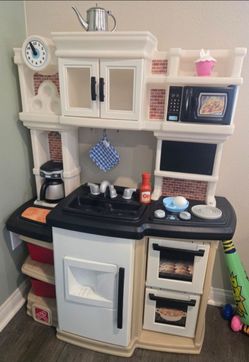 Toy kitchen