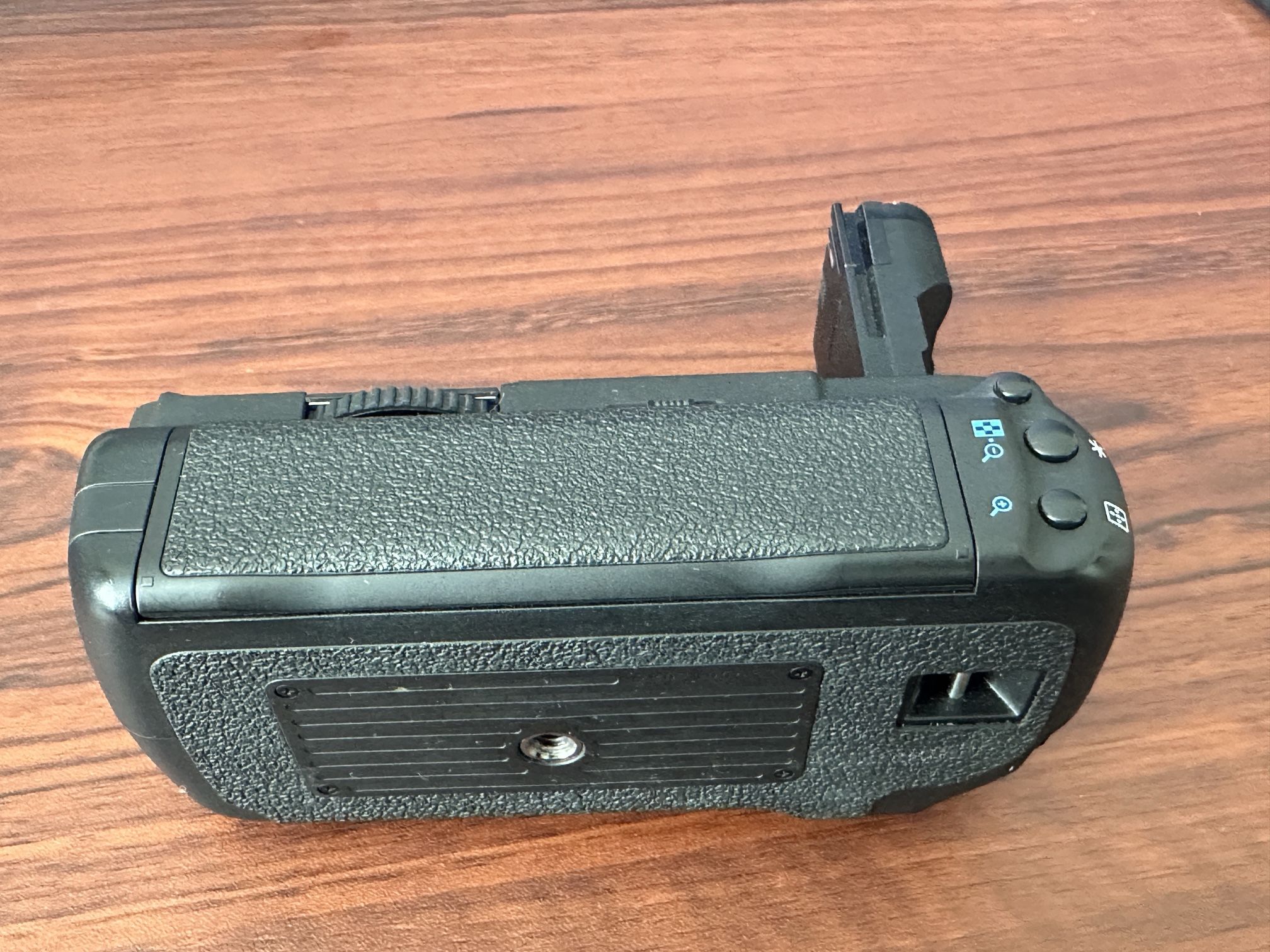 Canon BG-E7 Battery Grip for 7D w/battery magazine