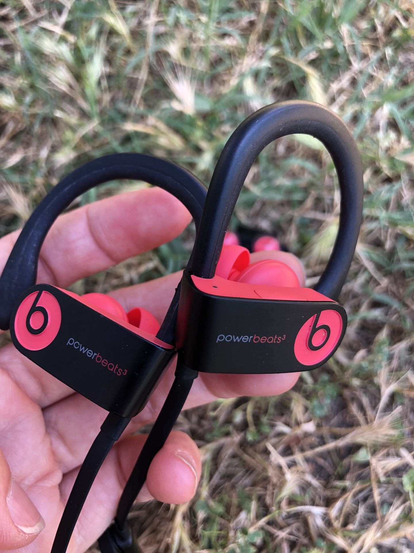 Powerbeats 3 wireless Bluetooth in ear headphones 109% original beats used in very good condition