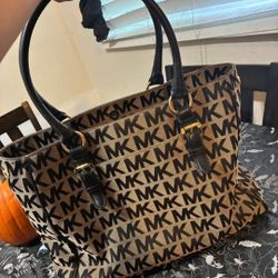 BIG MICHAEL KORS BAG $30 