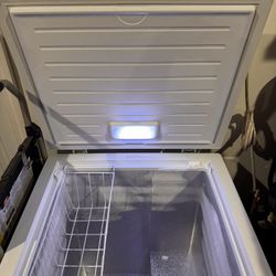 FREEZER 5cu. ft. Chest Freezer with 2 Storage Baskets
