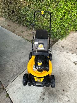 DEWALT 21 in. 150cc Briggs and Stratton 625ex Engine Rear Wheel Drive 2-in-1 Gas Self Propelled Walk Behind Lawn Mower