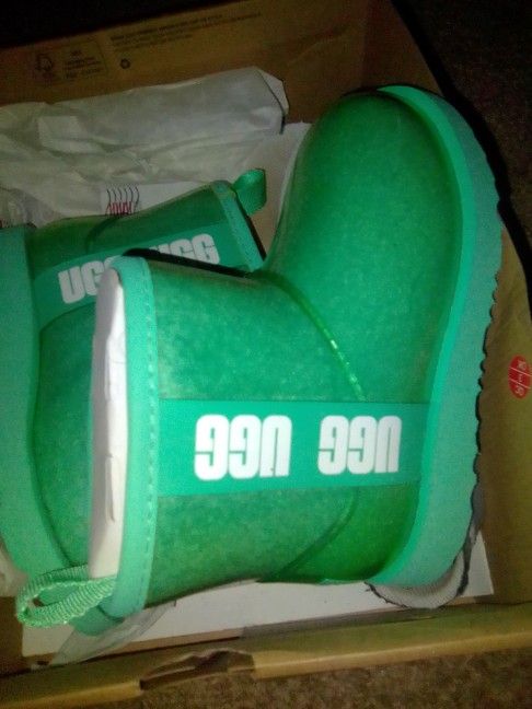 Brand-new Kids Classic Clear UGGs/Size 11