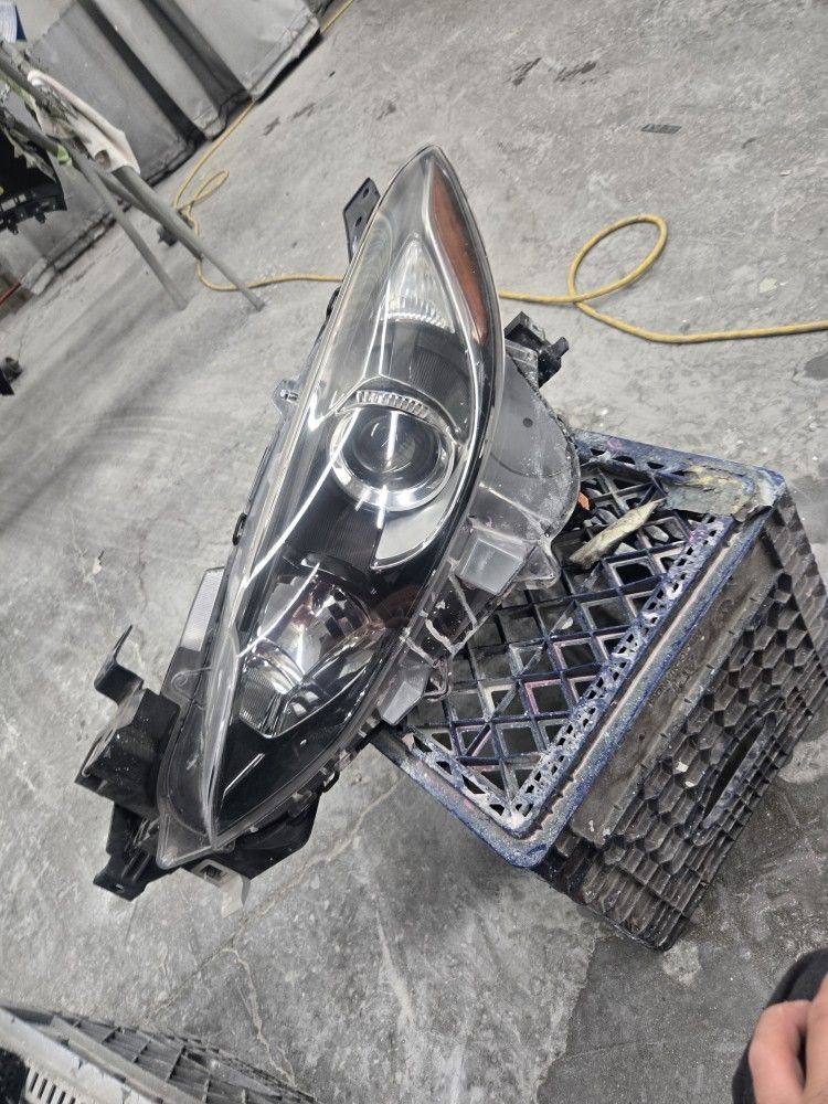 Mazda 3 Headlight
