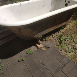 Cast Iron bath Tub , Antique, Claws Legs 