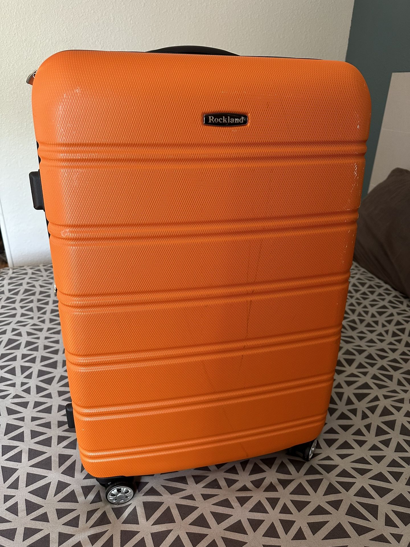 Rockland Melbourne 28” Hardside Expandable Spinner Wheel Suitcase.