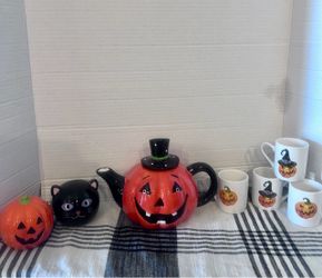 Halloween kitchen set includes teapot / mini mugs / salt and pepper shakers