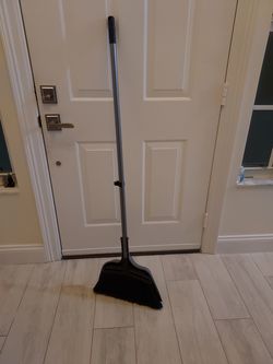 Sturdy handle broom and dustpan in excellent condition