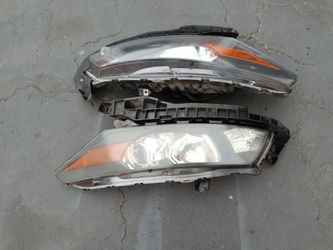 2008-2010 Honda Accord Coupe (2 doors) headlights with all the accessories and headlights brackets oem.