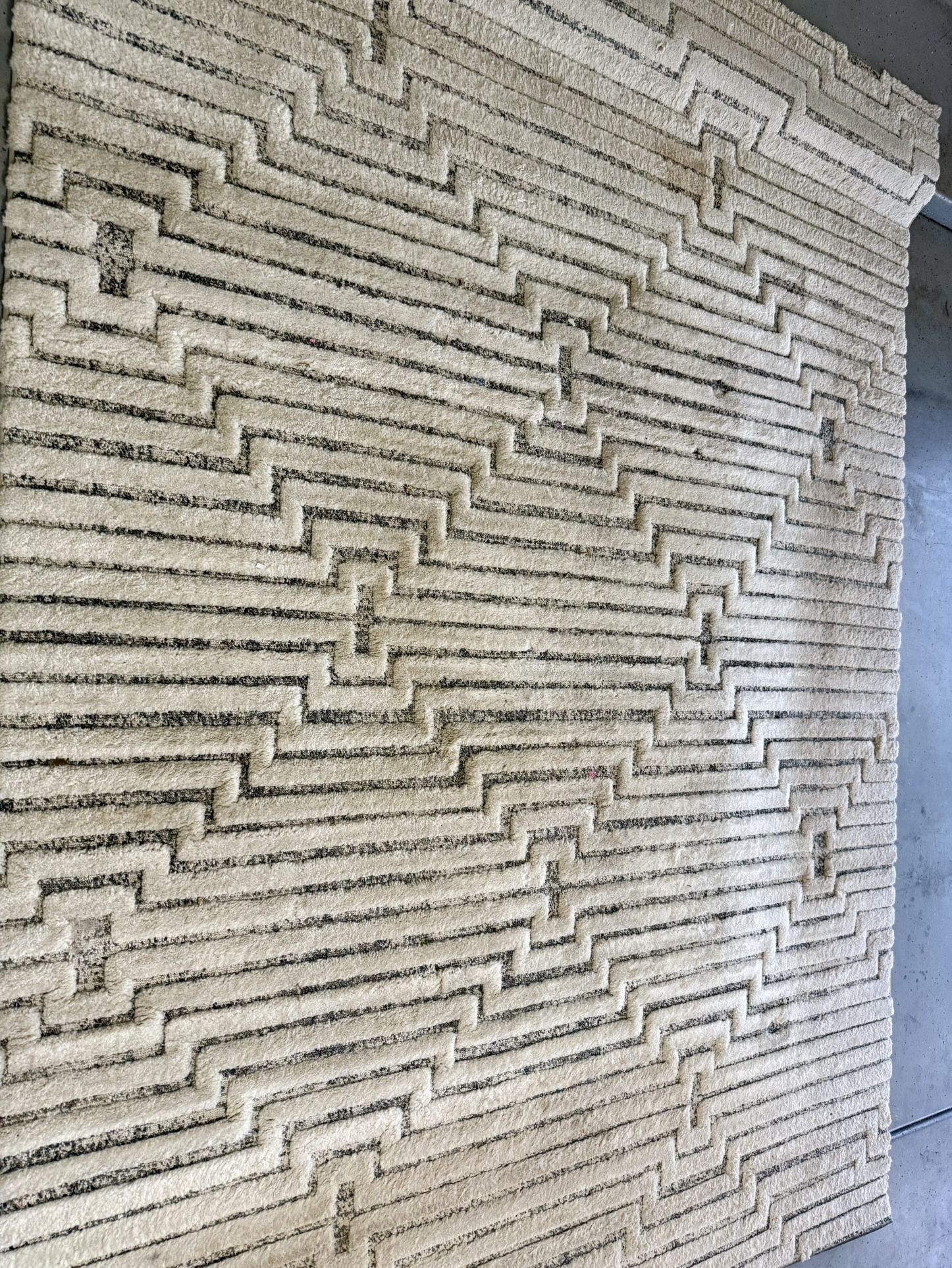 8 X 10 Beautiful Grey / Cream Rug