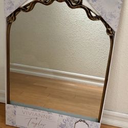 New Vivianne Taylor Bow Mirror 🎀