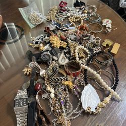 Mixed Lot Of Jewlery 