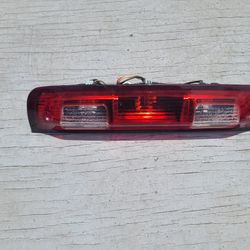 Vendo una luz trasera de freno 2009 hasta la 2018 dodge ram 1500 OEM 